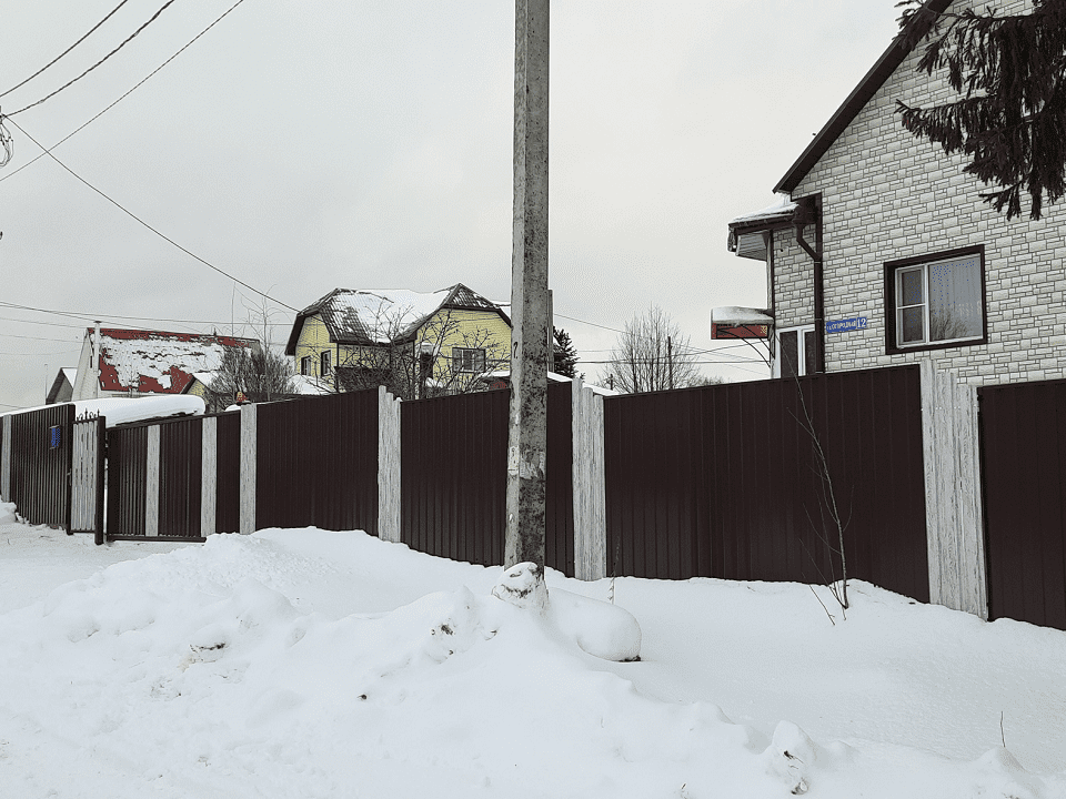 Фото комбинированного забора RAL8017 и белёный дуб, с. Выльгорт, ул. Огородная